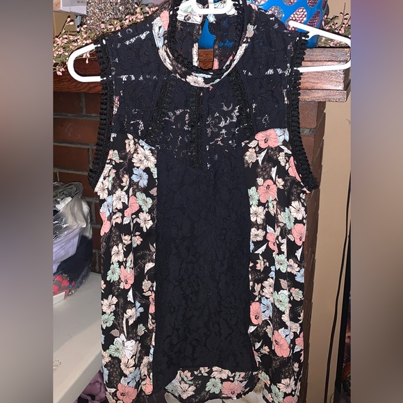 NWOT Self Esteem Black Floral & Lace Detail Sleeveless Halter Style Keyhole Top - Picture 3 of 11